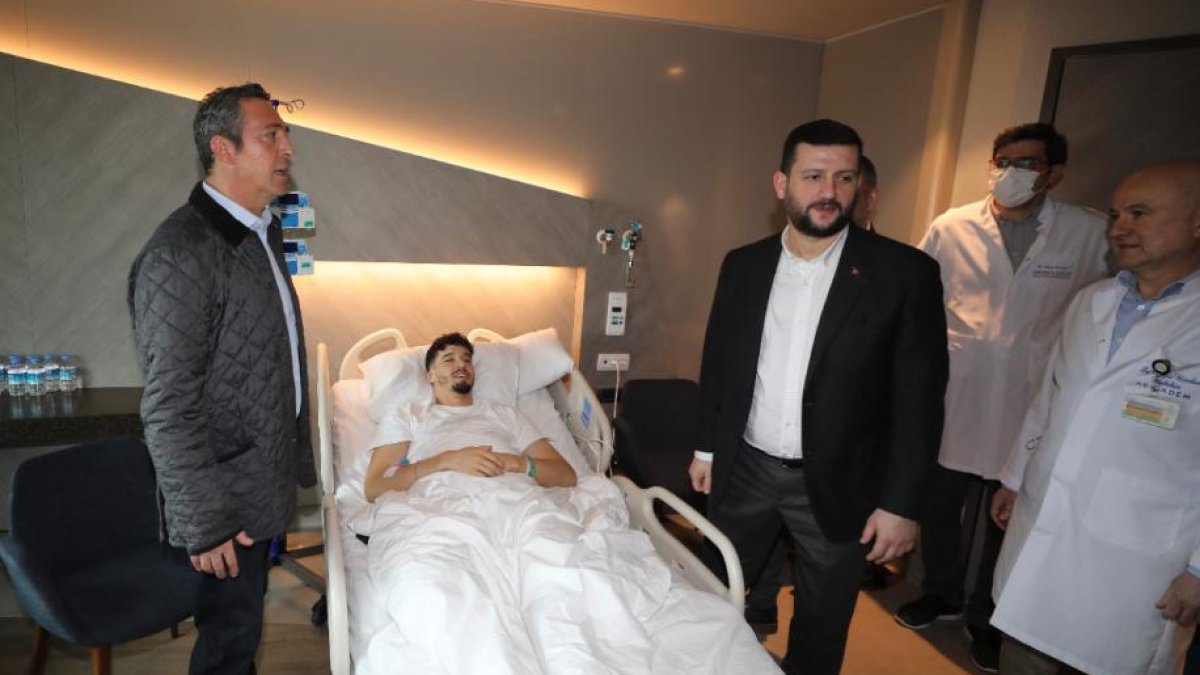 Ali Koç ameliyat olan Altay Bayındır'ı ziyaret etti