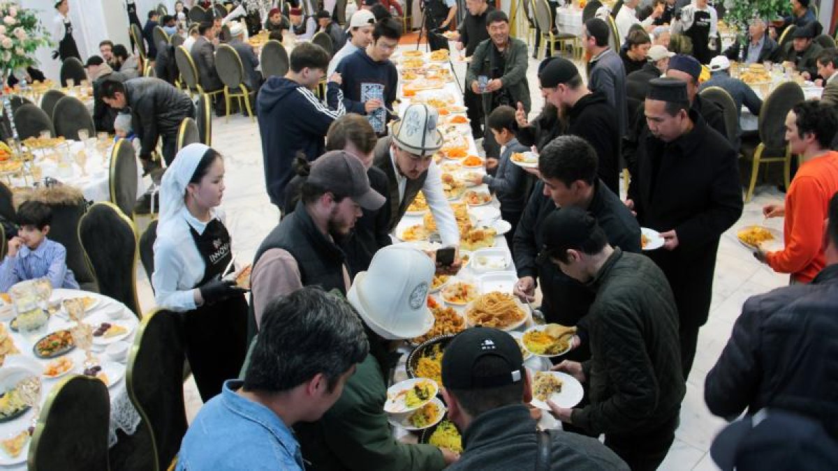 Kırgızistan'da Filistin'e destek için iftar sofrası kuruldu
