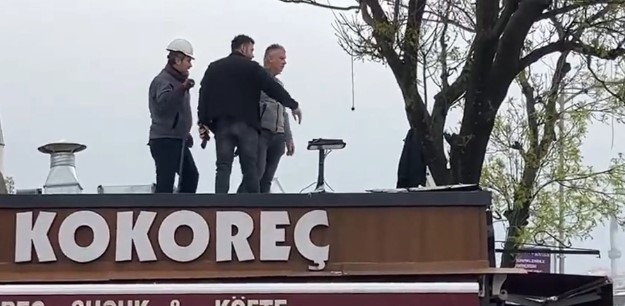 Üsküdar’da kafenin çatısına çıkıp silah çeken şahsa gözaltı