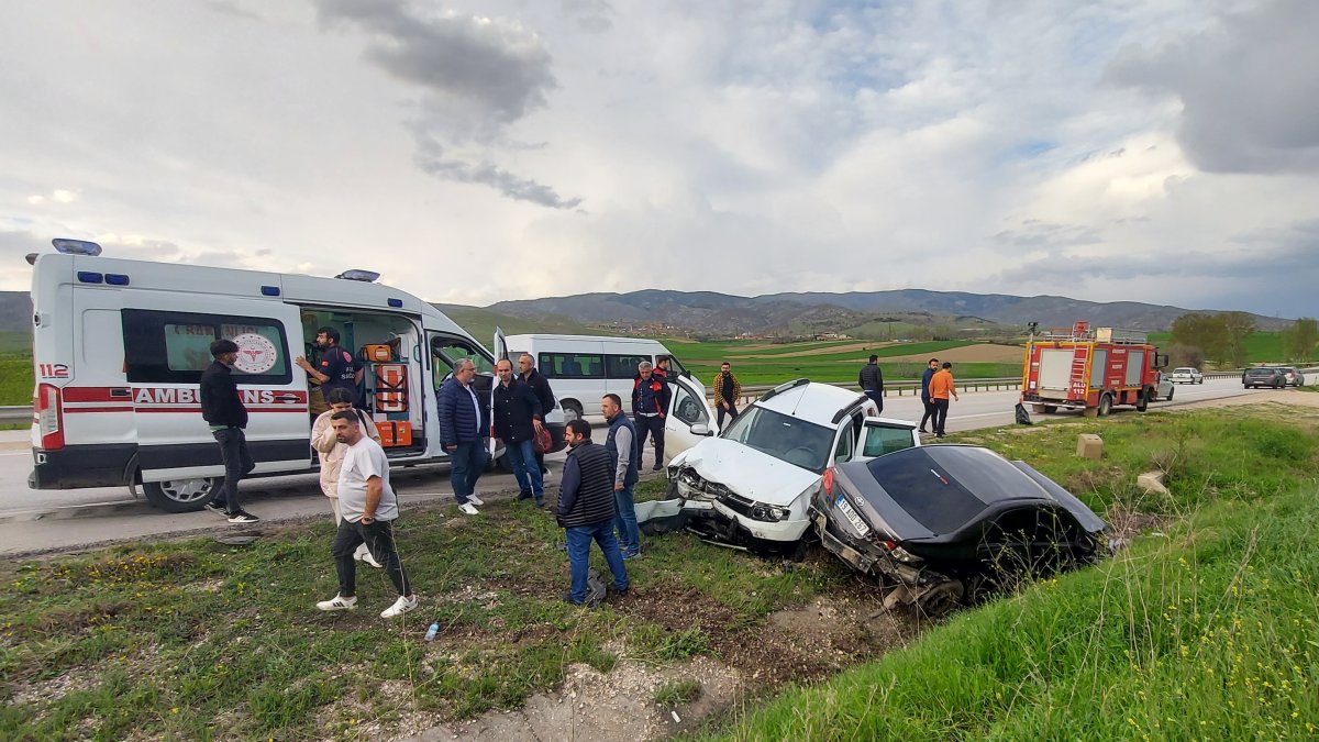 Amasya'da iki otomobil çarpıştı. 4 kişi yaralandı