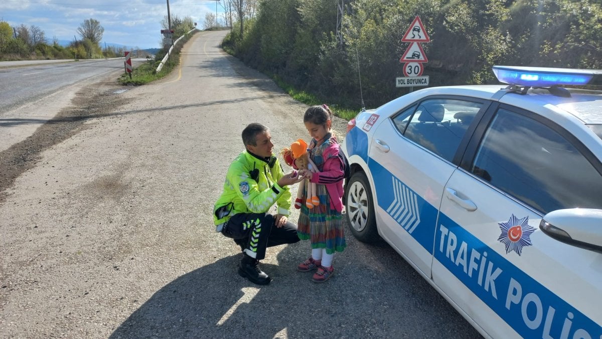 Polis ekipleri araçları bu sefer bayramlaşmak için durdurdu