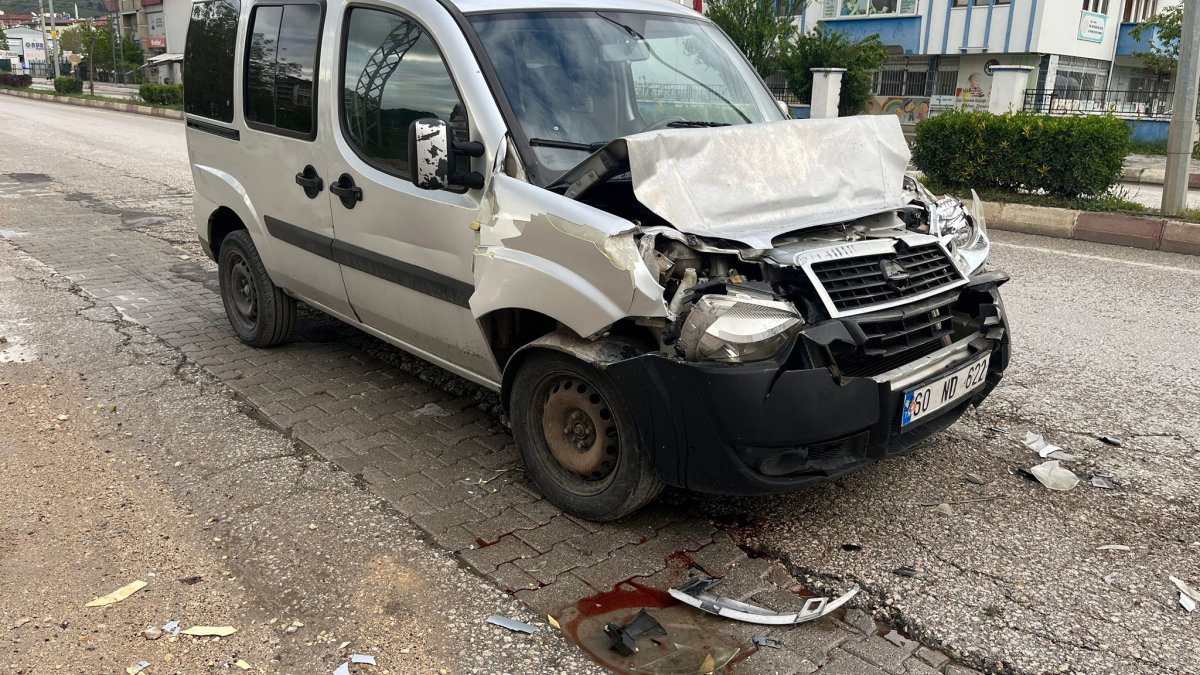Tokat'taki iki kamyonet çarpıştı. 2 kişi yaralandı