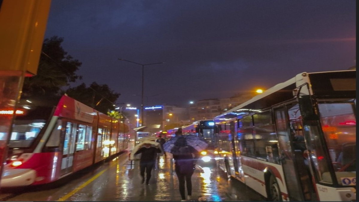 İzmir nisan ayında sağanak yağışa teslim oldu