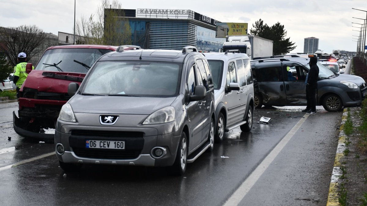 Sivas'ta 7 aracın karıştığı zincirleme kaza. Yol ulaşıma kapandı