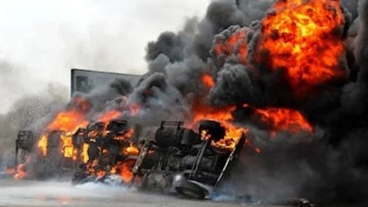 Akaryakıt tankeri infilak etti: 13 ölü 10 yaralı