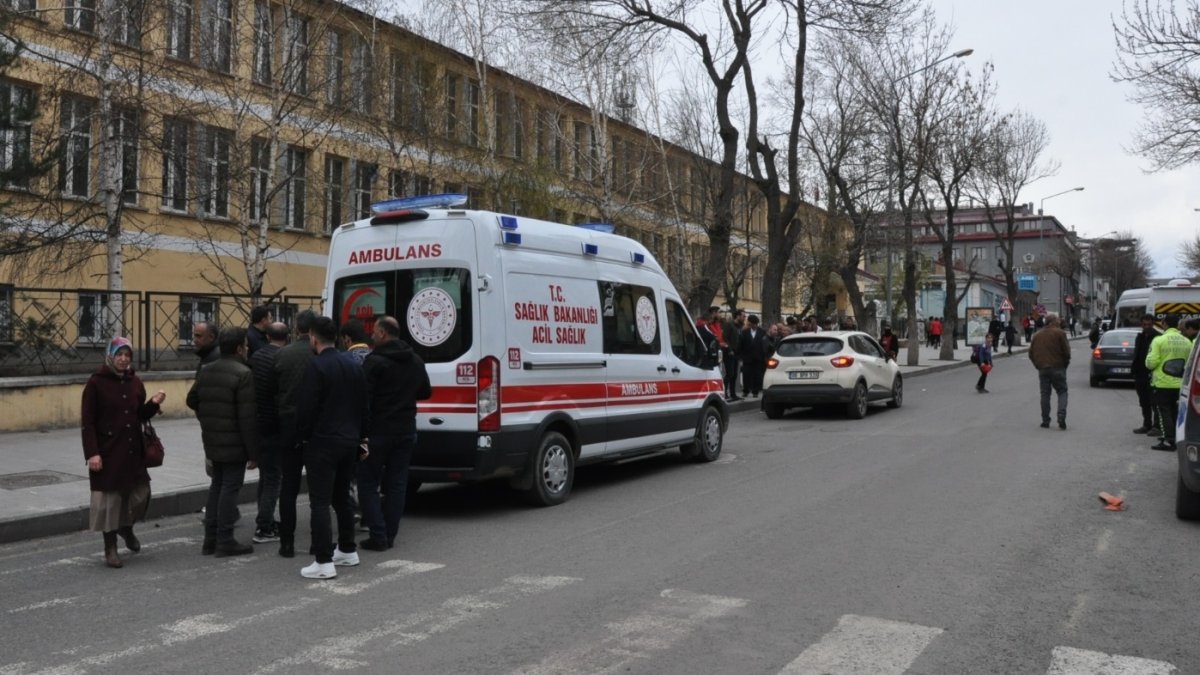 Kars'ta okul önünde kaza. 13 yaşındaki öğrenci yaralandı