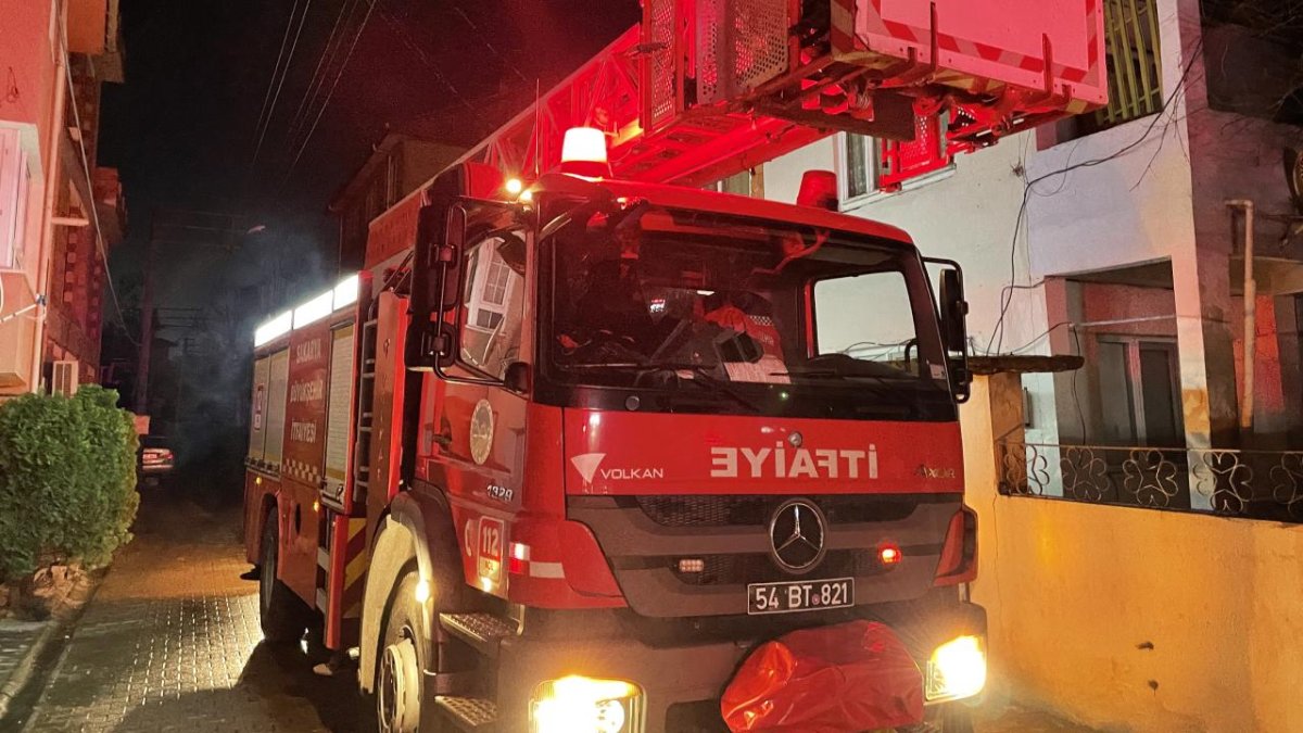 Sakarya'da ahşap bir ev yangında kül oldu