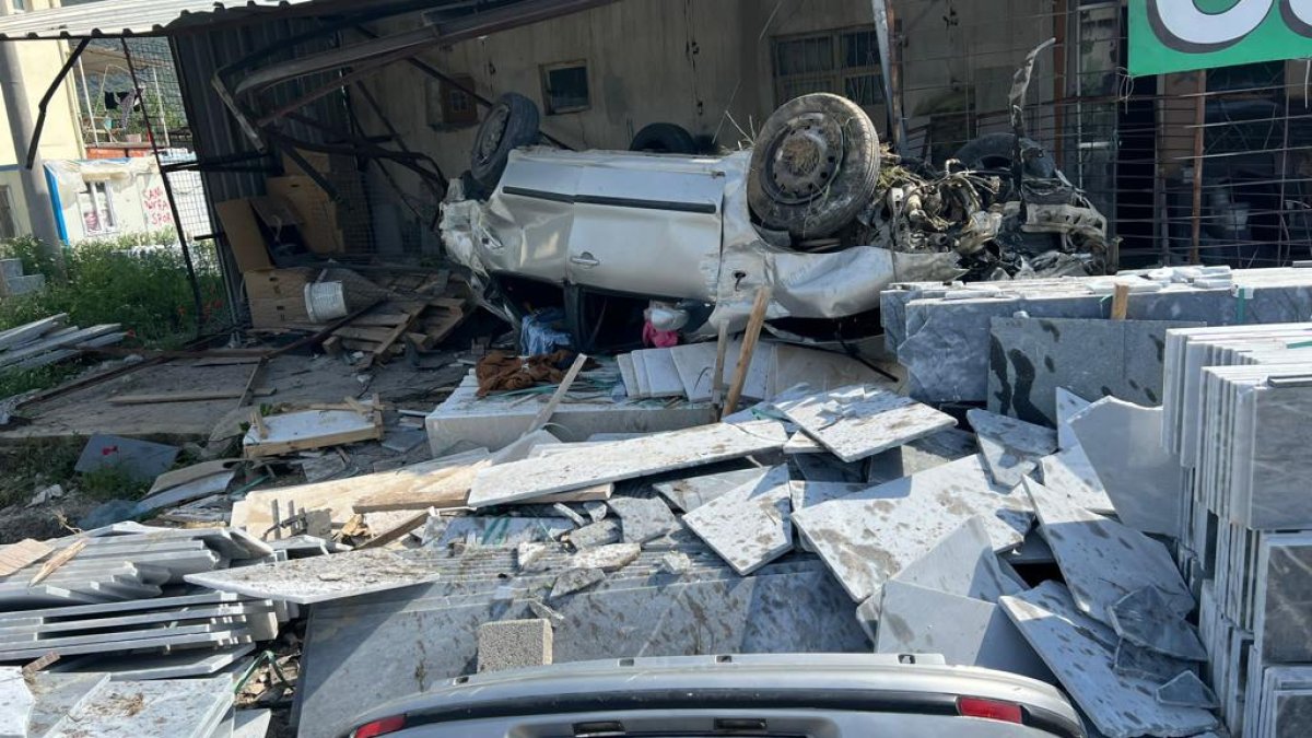 Fethiye'de mermer atölyesine çarpan otomobilin sürücüsü yaralandı
