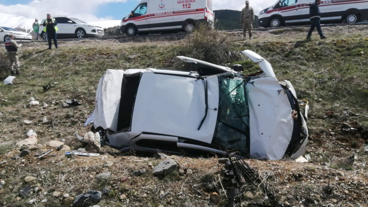 Erzincan'da şarampole devrilen otomobilin sürücüsü öldü