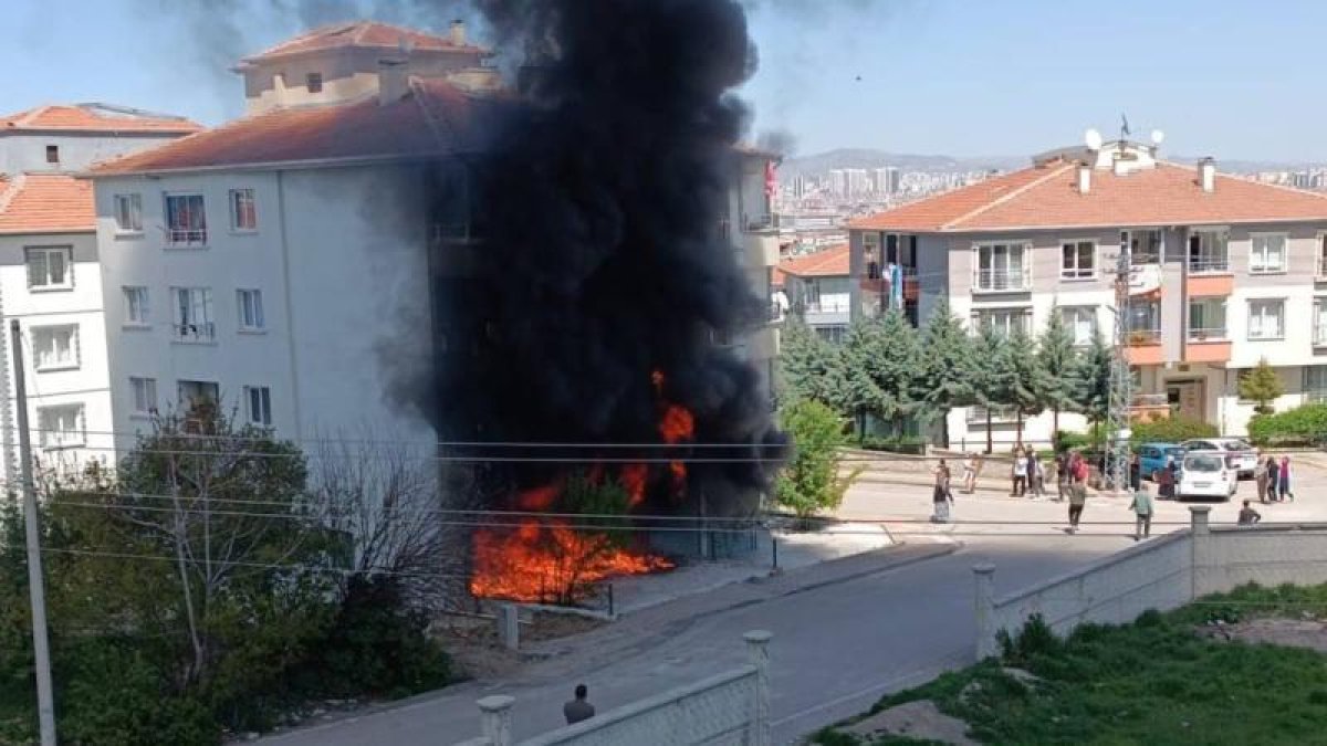 Ankara'da 4 katlı bina alev alev yandı
