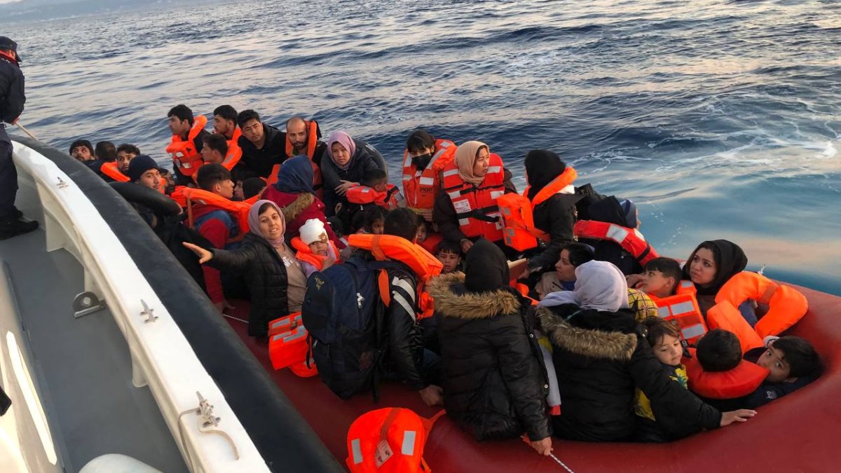 İzmir açıklarında 104 göçmen kurtarıldı