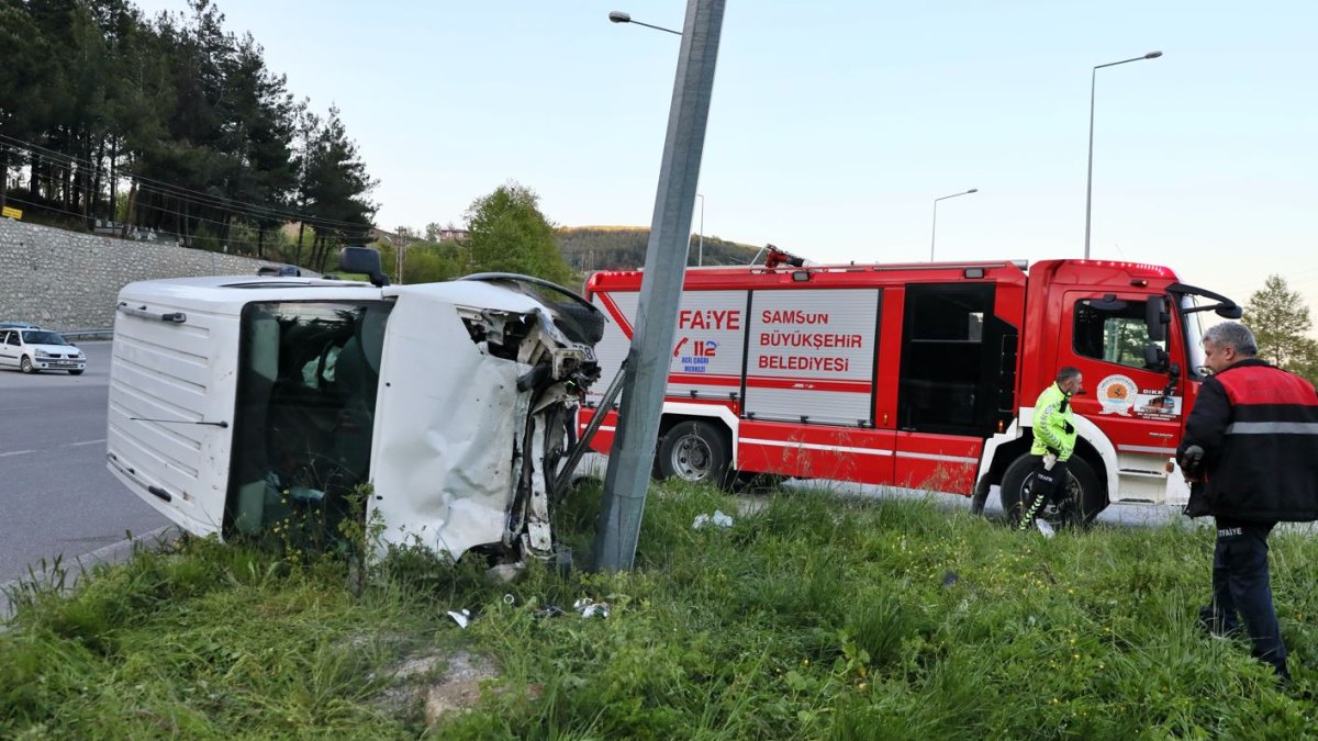 Samsun'da ticari araç ile otomobil çarpıştı. 3 kişi yaralandı