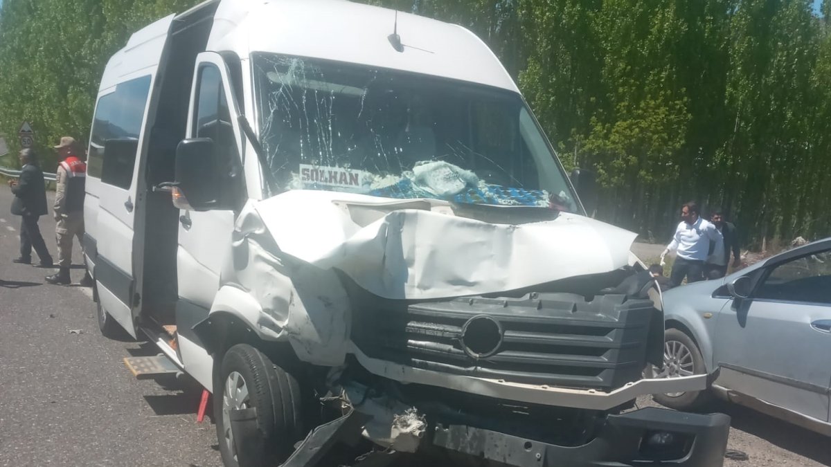 Bingöl'de özel halk otobüsü ile minibüs çarpıştı. 16 kişi yaralandı