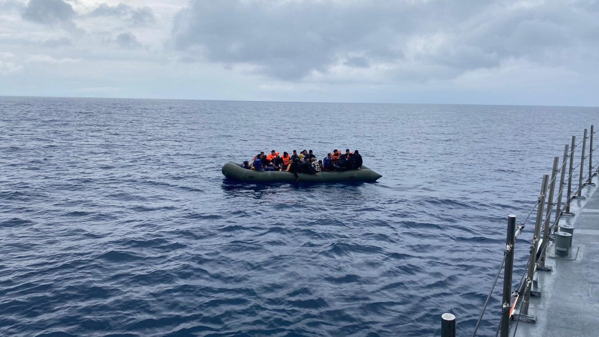 İzmir açıklarında 10  göçmen kurtarıldı