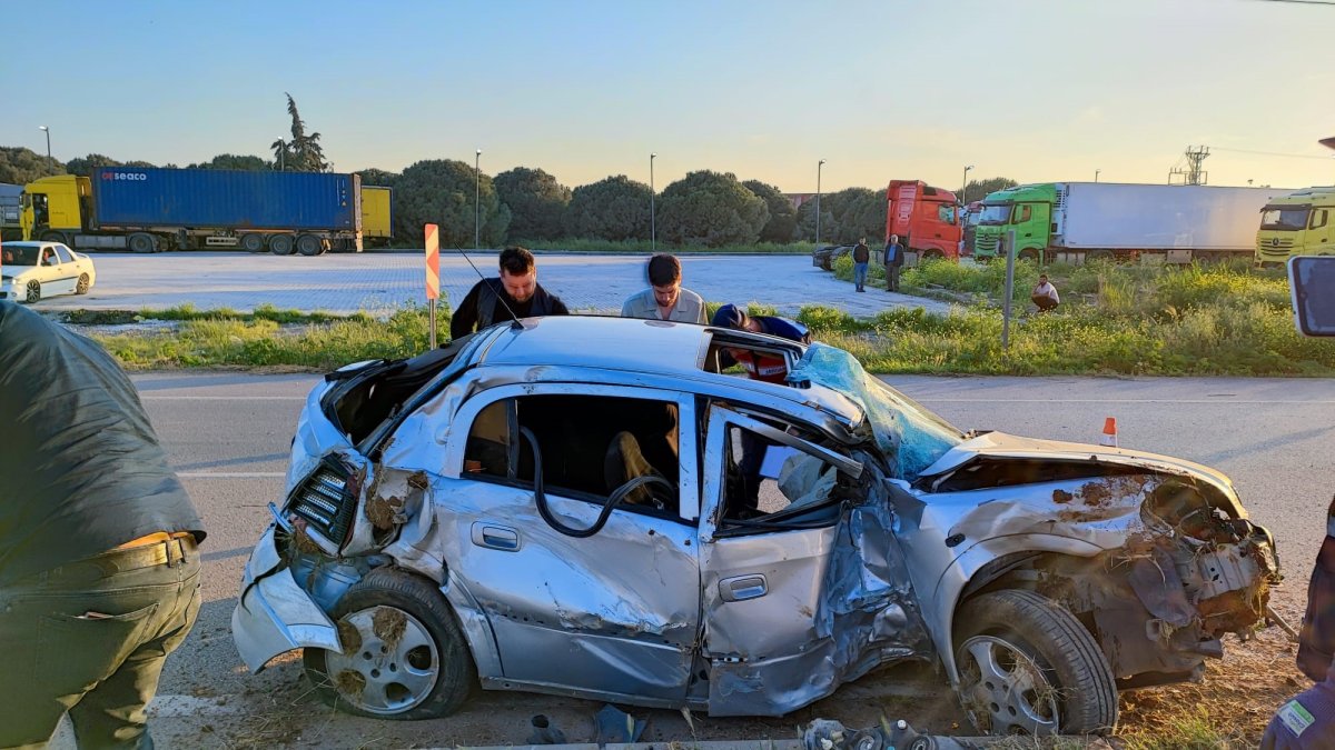 Bandırma'da otomobil elektrik direğine çarptı: 3 yaralı