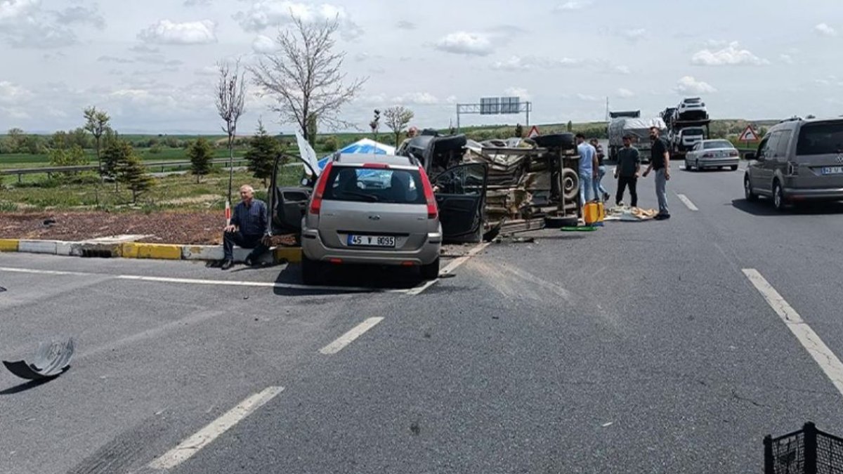 Konya'da kamyonet ile otomobil çarpıştı: 5 kişi yaralandı