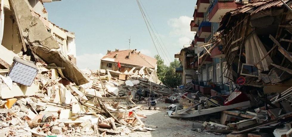 Depremlerde sakat kalan insan sayısını açıkladı