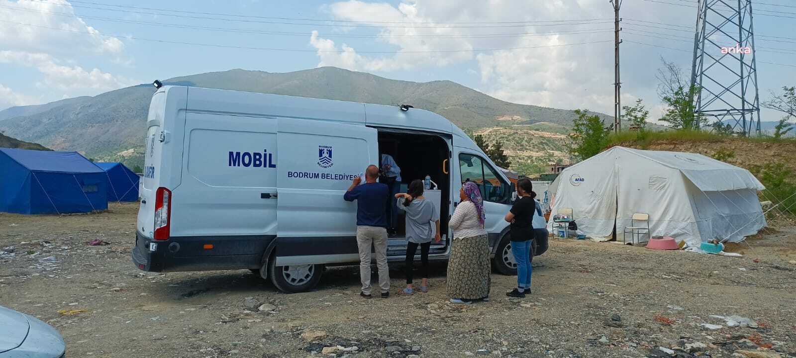 Bodrum Belediyesi'nin deprem bölgesinde başlattığı mobil kuaför hizmeti devam ediyor