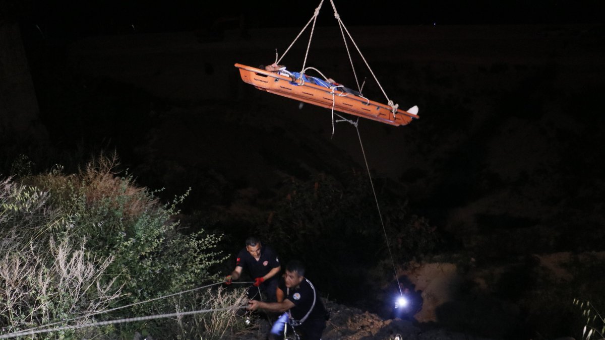 Kayıp olarak aranırken, 30 metrelik yamacın kenarında yaralı bulundu