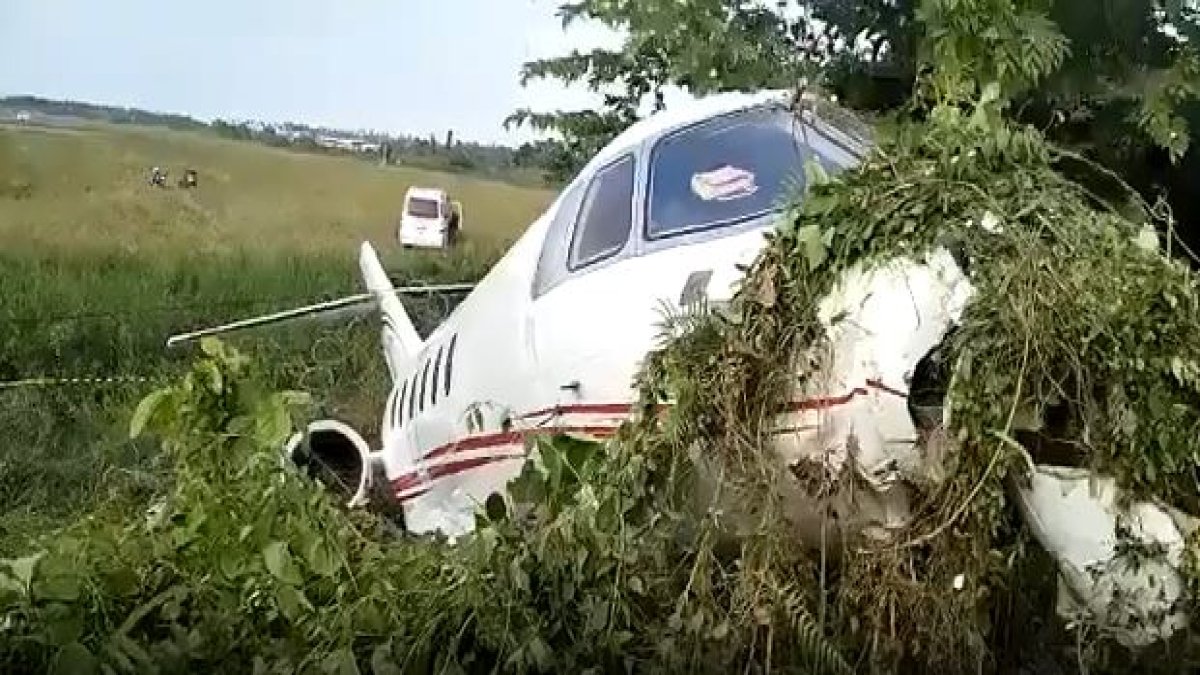 Endonezya'da özel uçak pistten çıktı yürekler ağza geldi