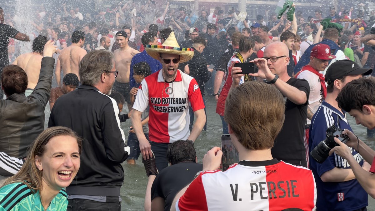 Feyenoord taraftarı 6 yıl sonra gelen şampiyonluğu kutluyor