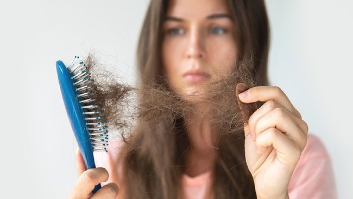 Saç dökülmesine ne sebep olur? Hangi yağlar saç dökülmesini önler?