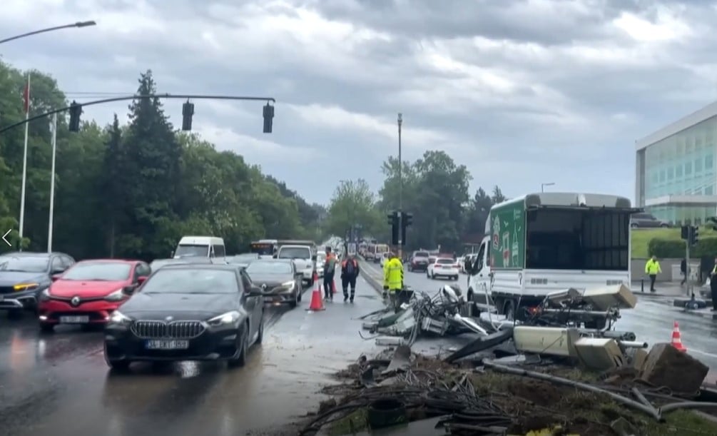 Yağış ve trafik kazaları İstanbul'da trafiği kilitledi