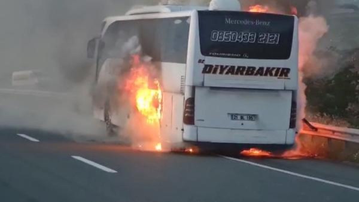 Faciadan dönüldü. Elazığ’da yolcu otobüsü alev alev yandı