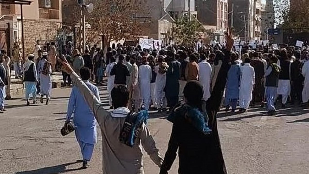 İran'da cuma namazı sonrası yönetim karşıtı gösteri düzenlendi