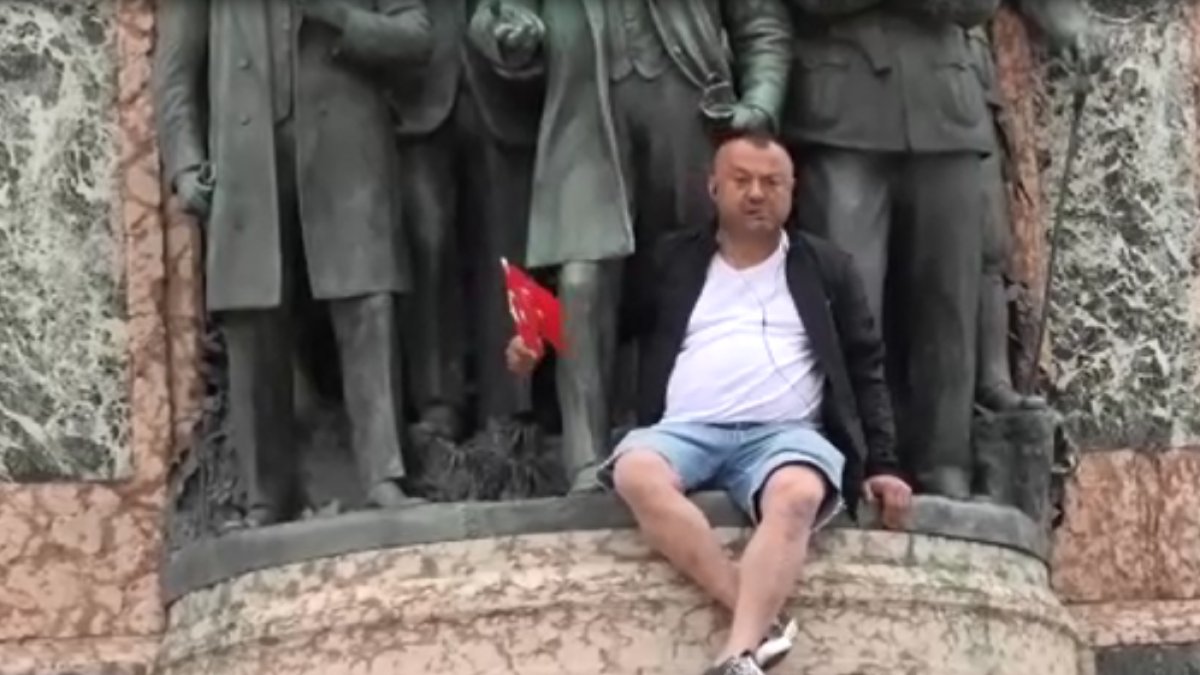Taksim Anıtı'na çıktı, ağlayarak Atatürk heykeline sarıldı