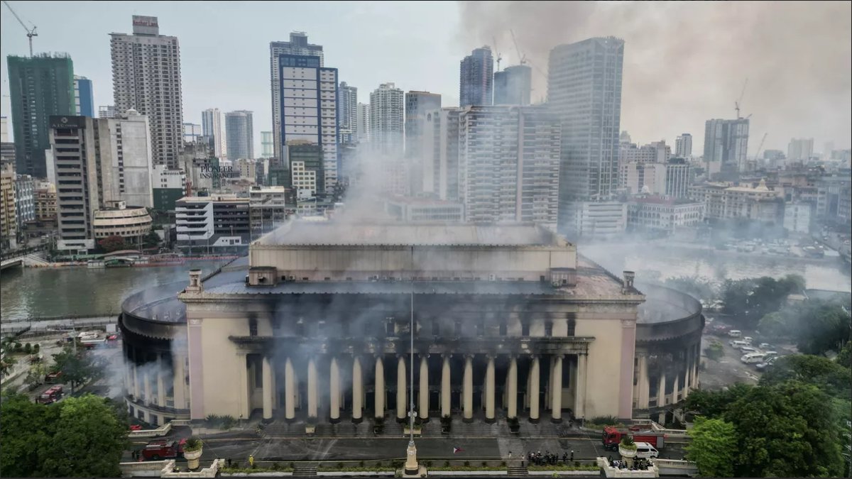 Filipinler'deki büyük yangın tarihi postaneyi kullanılamaz yaptı