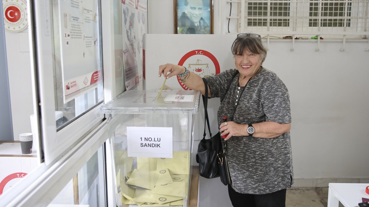 Yunanistan'da, Cumhurbaşkanı Seçimi'nin ikinci turu için oy verme süreci devam ediyor