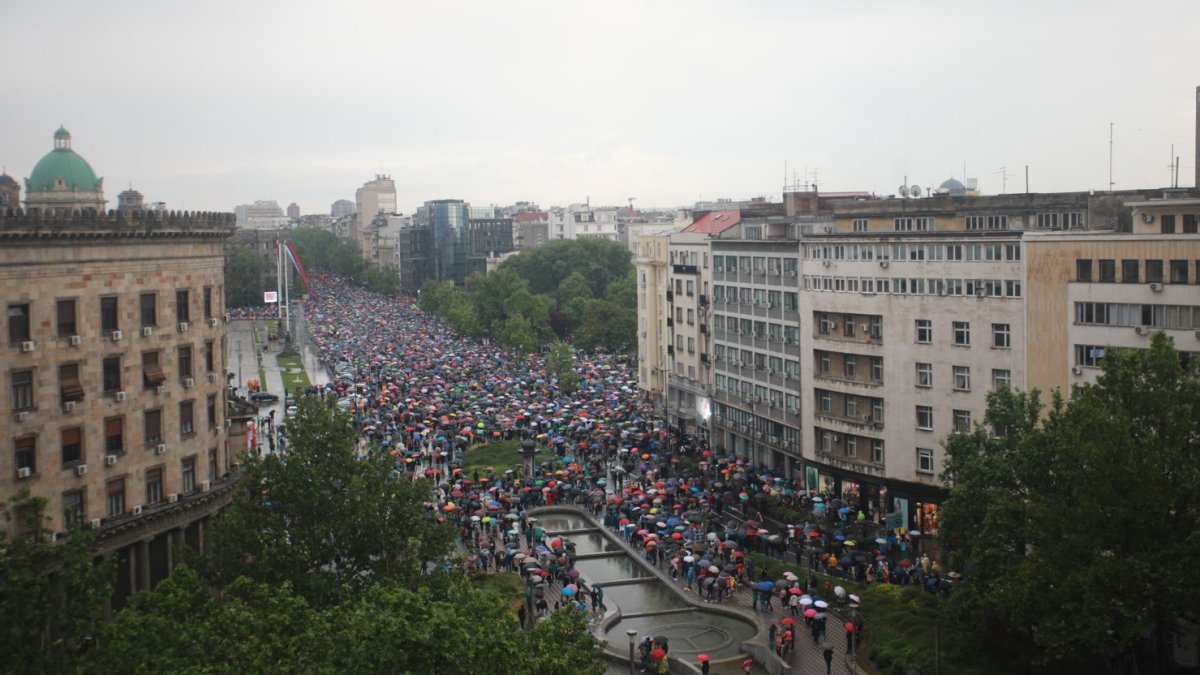 Binlerce Sırp sokağa döküldü. Yağmur eylemcileri durduramadı