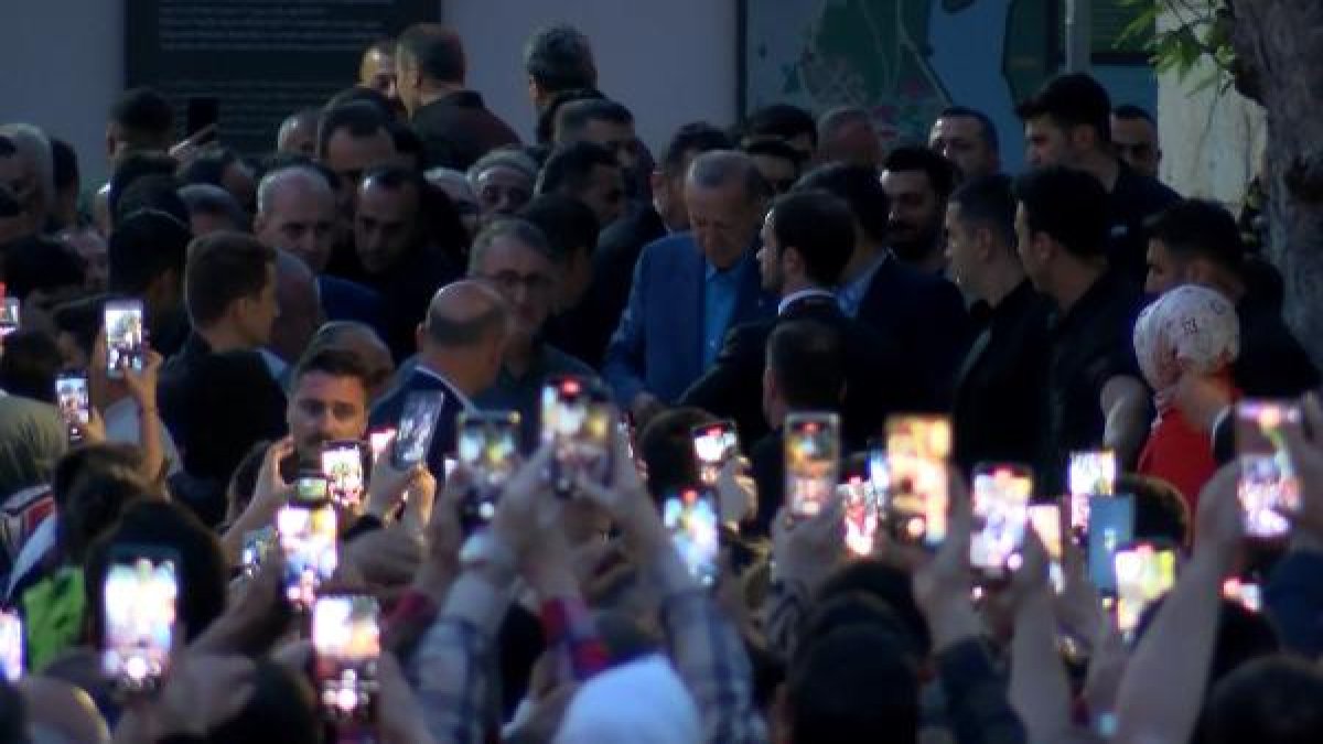 Cumhurbaşkanı Recep Tayyip Erdoğan, akşam namazını Eyüpsultan Camii’nde kıldı.