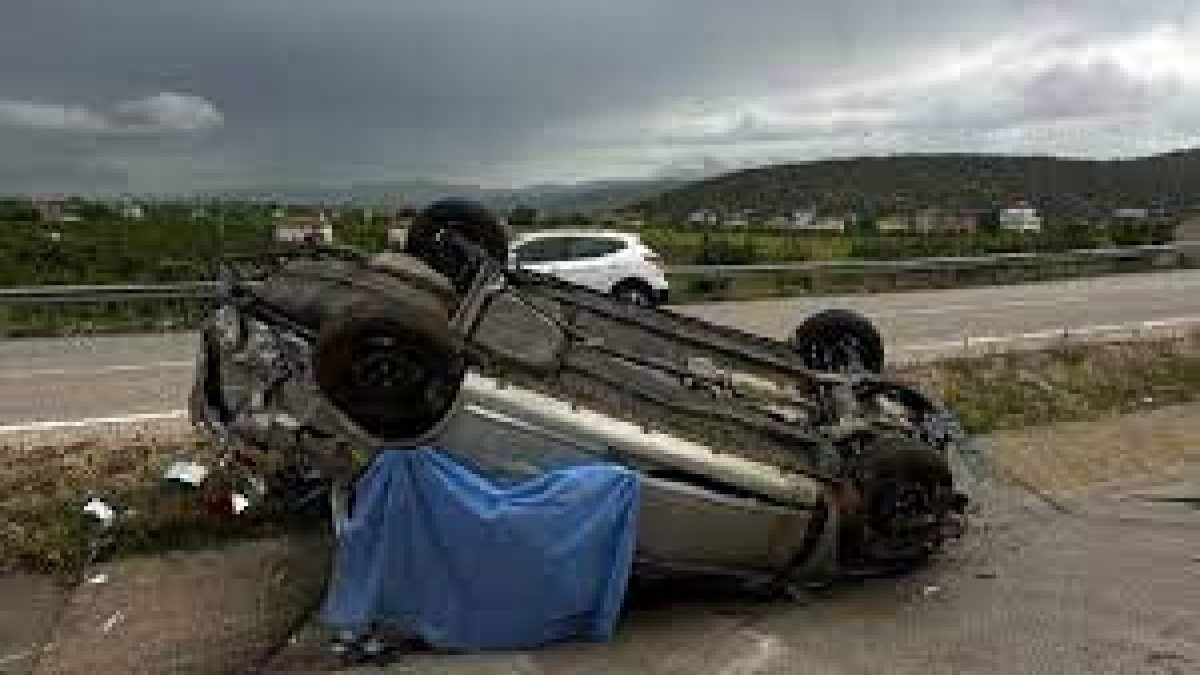 Otomobil refüje devrildi: Sürücü öldü, eşi ağır yaralı