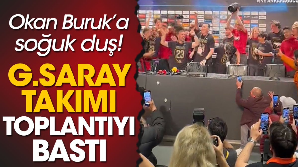 Galatasaray takımı toplantıyı bastı. Okan Buruk'a soğuk duş!