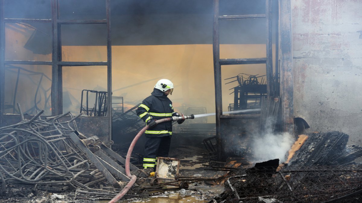 Edirne'de mobilya deposunda yangın