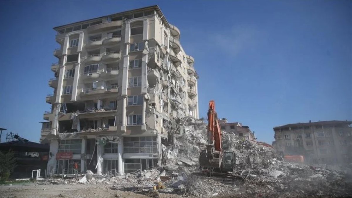 Kahramanmaraş'ta hasarlı binaların yıkımı sürüyor