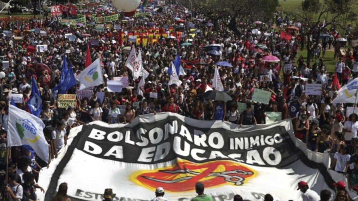 Brezilya'da öğretmenler greve gidiyor