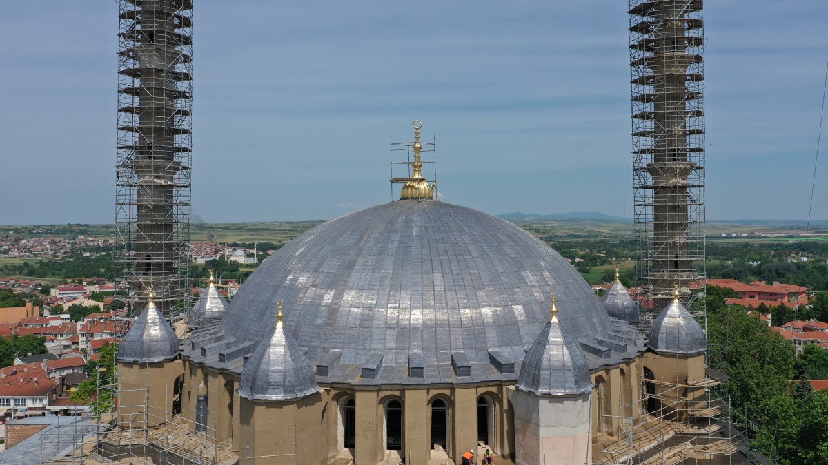 Selimiye Camisi'nin ana kubbe aleminin montajı tamamlandı