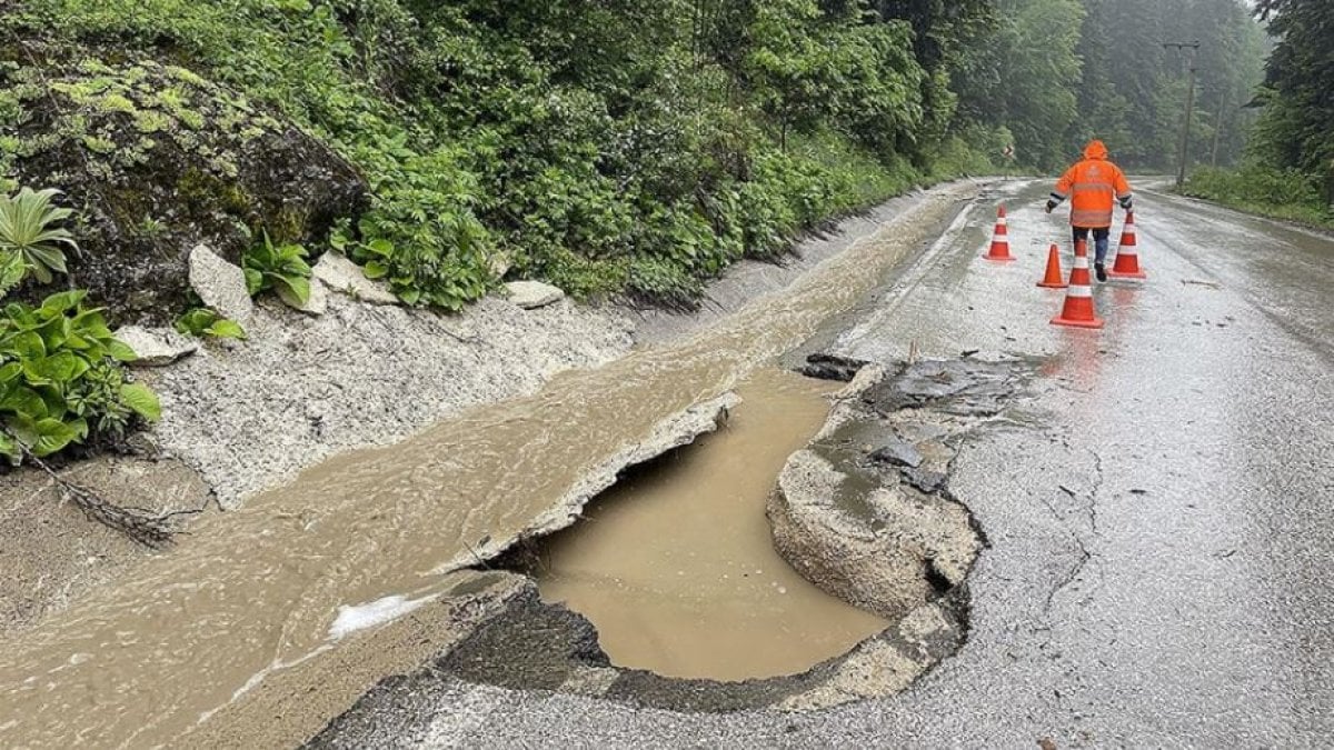 Bolu-Abant kara yolunda sağanak! Yol çöktü, su taşkınları yaşandı