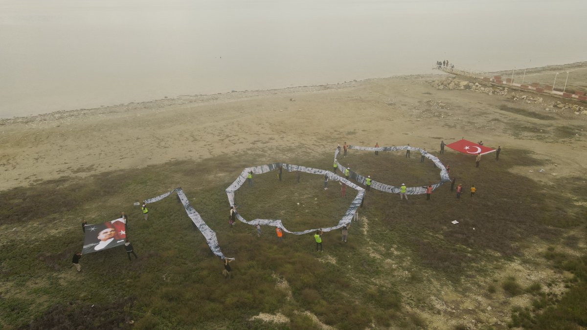 Yağan yağmur Burdur Gölü'ne yetmedi: Burdur Gölü'ne çelenk bırakıldı