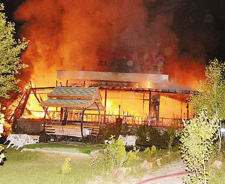 Mangal ateşi restoranı yaktı