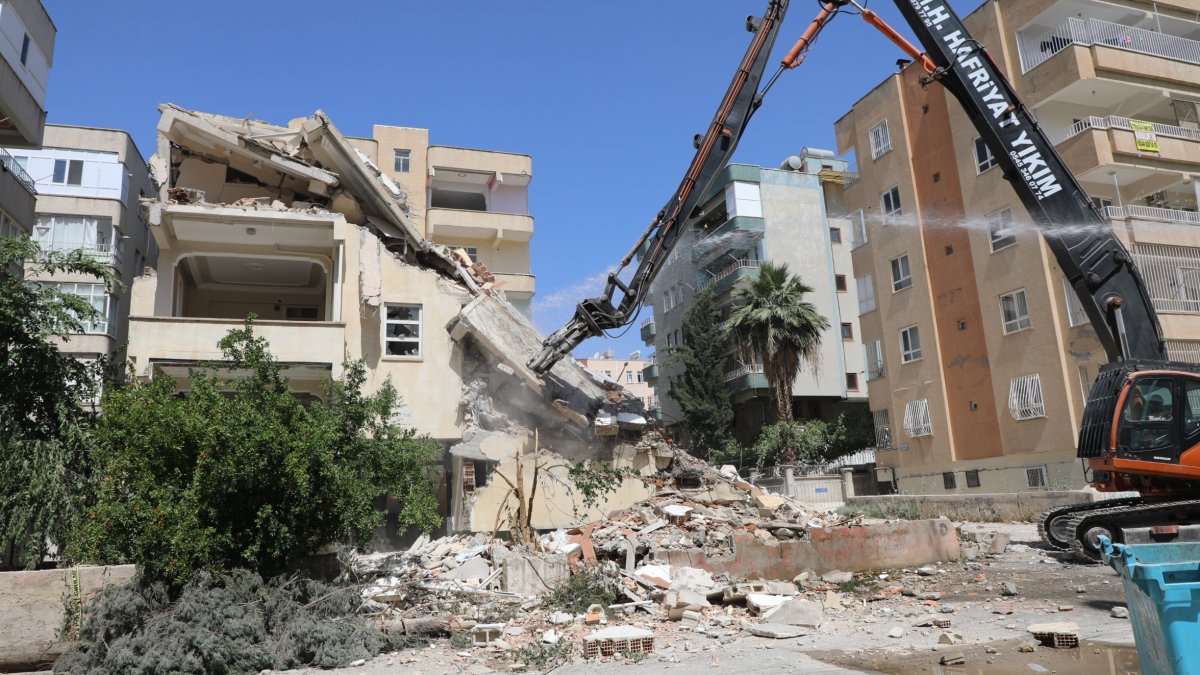 Şanlıurfa'da ağır hasarlı binaların yıkımı depremlerin 4'üncü ayında devam ediyor