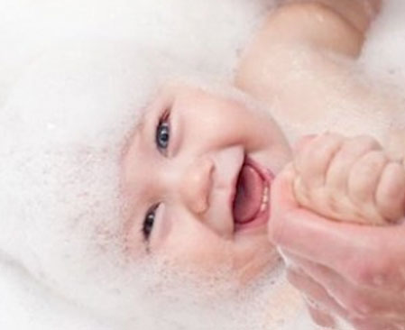 ‘Yazın bebeğinizi günaşırı yıkayın’