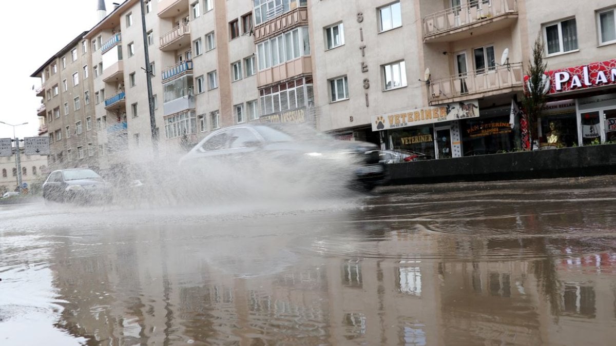 Erzurum'da sağanak ve dolu etkili oldu