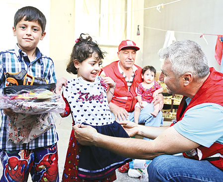 Kızılay, Türkmen çocukları sevindirdi