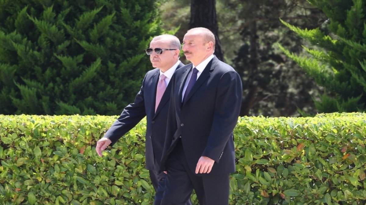 Cumhurbaşkanı Erdoğan, Haydar Aliyev'in kabriyle şehitlikleri ziyaret etti