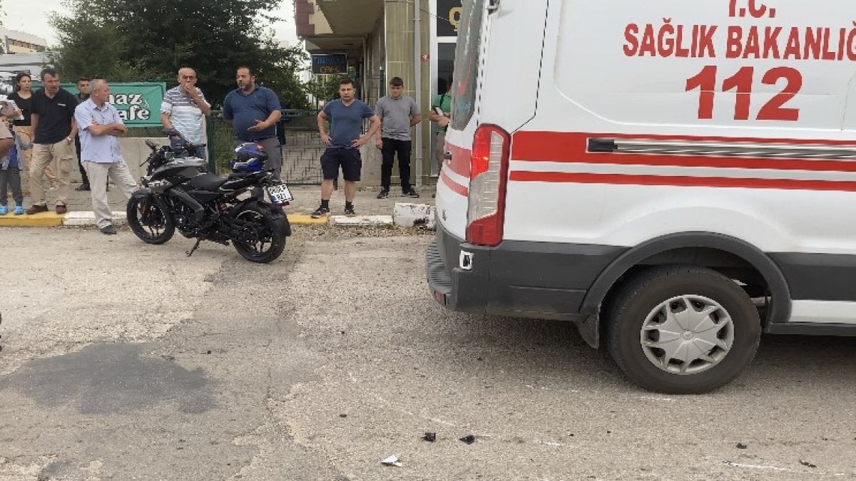 Edirne'de motosiklet yayaya çarptı: 2 yaralı