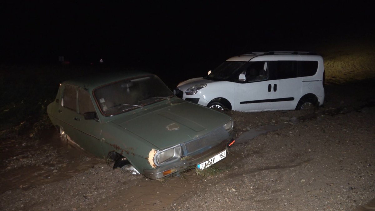 Kırıkkale'de iki araç sele kapıldı: Mahsur kalan 4 kişi kurtarıldı